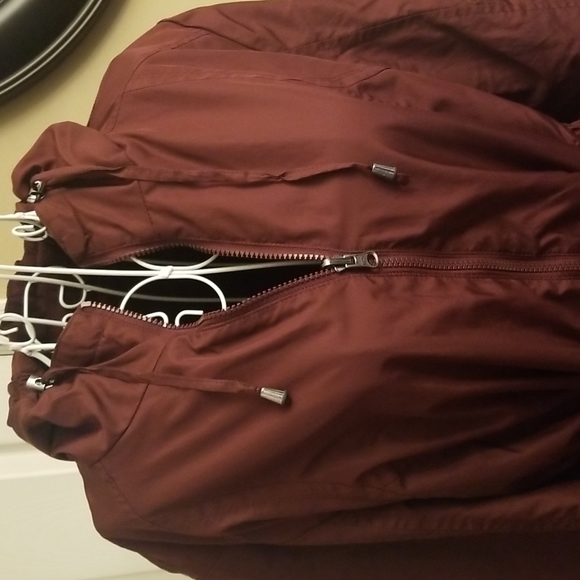 Burgundy jacket. Fits size medium - Picture 3 of 7